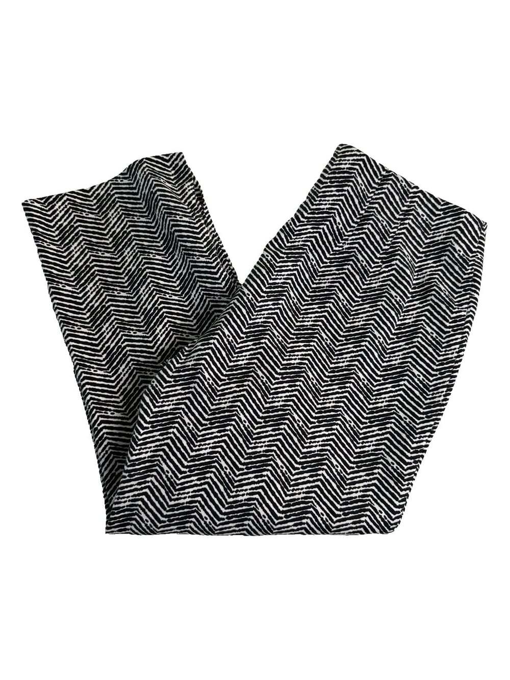 Chicos Womens Size 0.5 (6) Chevron Zig Zag Print Ankle Cropped Pants Black/White